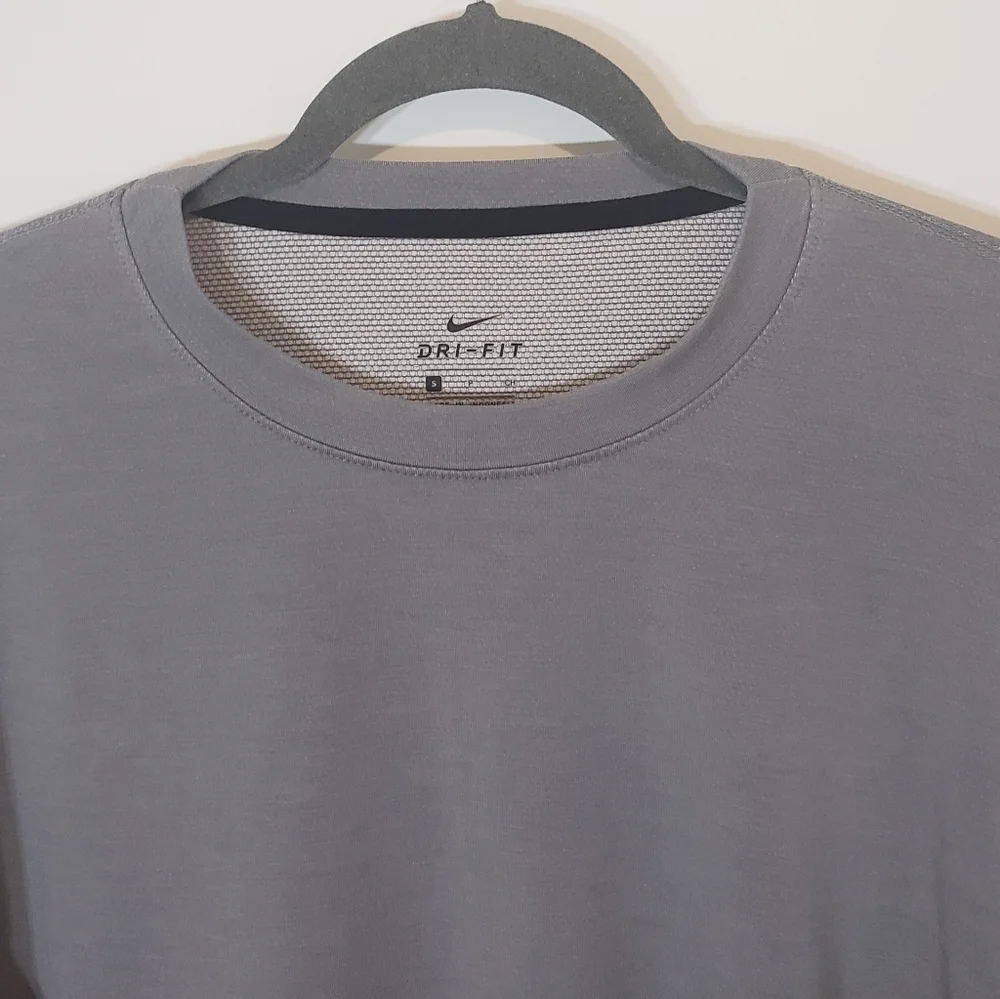 Nike Dri Fit Training Top Long Sleeve Gray Size Small JUST DO IT On Rear Waist